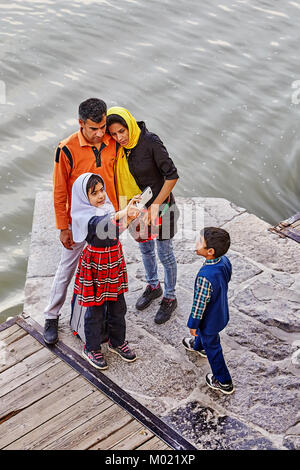 Isfahan, Iran - 24 Aprile 2017: Una famiglia iraniana di quattro prende le immagini di sé sul ponte Khaju. Foto Stock