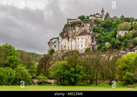 Vista del borgo medievale di Rocamadour nella regione dei Midi Pyrenees. Si trova sulla cima di una montagna calcarea e si affaccia su una vallata nello stesso m Foto Stock