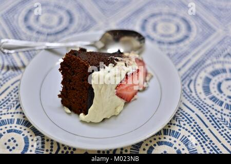 Torta al cioccolato senza farina realizzata utilizzando organici di patate dolci, varietà Hawaiian sunshine, Townsville, Queensland, Australia Foto Stock