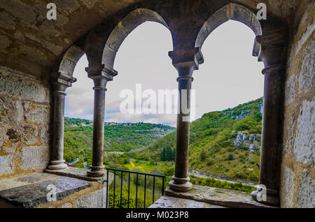 Da una finestra del balcone della chiesa santuario di Rocamadour possiamo vedere la valle che ha raggiunto il fiume Alzou erodendo le montagne calcaree che s Foto Stock