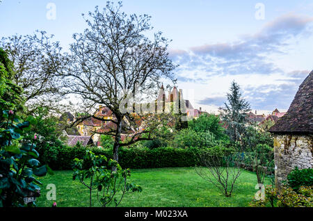 Nella valle del fiume Dordogne è la città di carennac dal quale possiamo vedere le sue costruzioni medievali dai dintorni per lo stesso Foto Stock