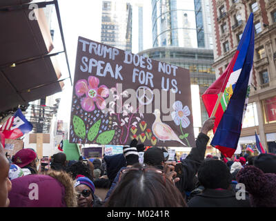 Rally contro il razzismo: Stand fino ad Haiti e Africa in Times Square a New York su GEN15, 2018, Martin Luther King giorno. Foto Stock