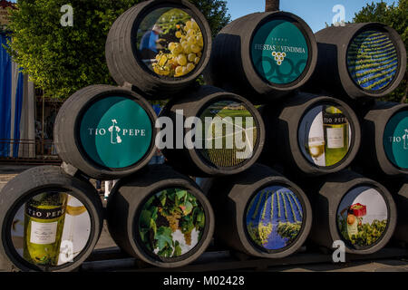 JEREZ DE LA FRONTERA, andalusia / Spagna - 11 ottobre 2017: botti di vino sulla strada di Jerez Foto Stock