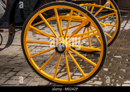 Stock PHOTO ID: 773648392, Siviglia Andalusia / Spagna - 13 ottobre 2017: il vecchio GIALLO RUOTA CARRELLO Foto Stock