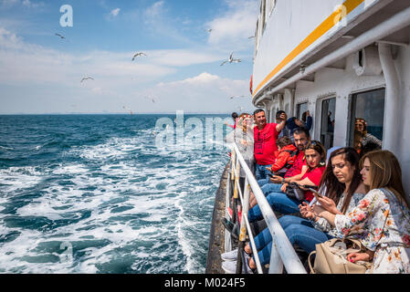 Persone non identificate andare in traghetto attraverso il Mar di Marmara a sulle Isole dei Principi ad Istanbul in Turchia.20 Maggio 2017 Foto Stock