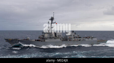 Il Arleigh Burke-Class guidato-missile destroyer USS Wayne e Meyer (DDG 108) transita l'Oceano Pacifico. Foto Stock