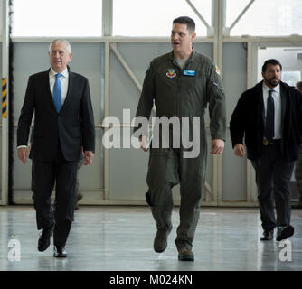 Il Segretario della Difesa James N. Mattis' passeggiate con Col. Giuseppe Kunkel, 366 Fighter Wing Commander, in un municipio incontro alla casa di montagna Air Force Base, Idaho, Gennaio 16, 2018 Foto Stock