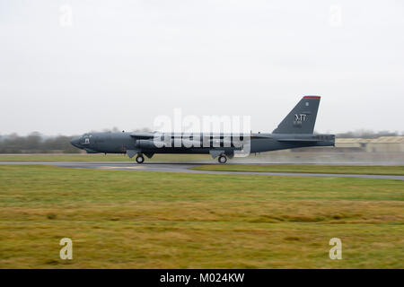 A B Stratofortress da Minot Air Force Base, N.D., decolla da RAF Fairford, in Inghilterra per una missione gen. 11, 2018 a sostegno del bomber e garanzia di operazioni di dissuasione. Foto Stock