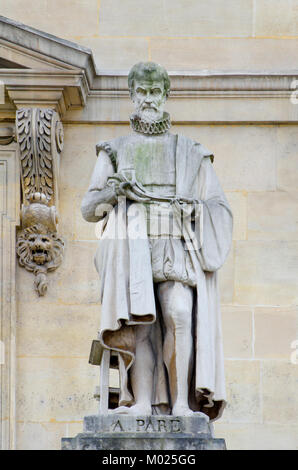 Parigi, Francia. Palais du Louvre. Statua nella cour Napoleon: Ambroise Paré (1510-90) chirurgo francese che ha servito come royal chirurgo per un certo numero di francese Foto Stock