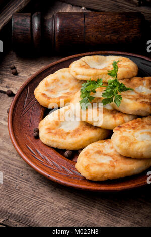 Patate zrazy fatti in casa con panna acida sulla ricetta rustica Foto Stock