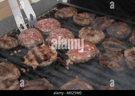 Carne di hamburger alla griglia elettrica Foto stock - Alamy