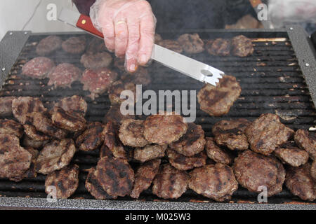 Le polpette di carne fresca, salsiccia e hot dog alla griglia all'aperto su un grill a gas. Le polpette di carne su un barbecue.In casa le polpette di carne e salsicce su una griglia elettrica. Foto Stock