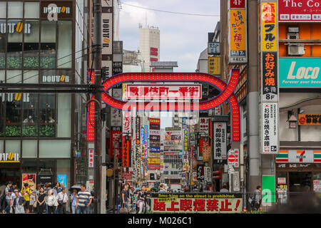 Kabukicho, Shinjuku, Giappone 24 Sett 2017. Kabukicho ed il suo gate, uno dei più famosi di intrattenimento e distretto a luci rosse in Giappone, al mattino Foto Stock