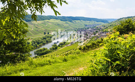Viaggio in Germania - sopra la vista della città nella valle del fiume Mosella, a Cochem - Zell regione sul vino della Moselle route nella soleggiata giornata estiva Foto Stock