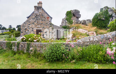 Viaggi in Francia - pietra tipica casa bretone con giardino in città Plougrescant della Cotes-d'Armor dipartimento in Bretagna in estate piovosa giornata Foto Stock