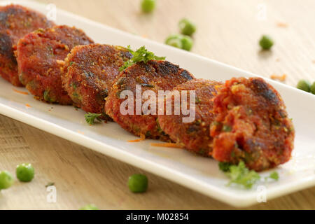 Scaloppina di vegetali o le polpette sono un delizioso snack realizzato dal bollito di verdure miste. Questo può essere consumato come tale o conservate all'interno di un hamburger bun e servire Foto Stock