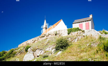 Viaggiare in Francia - Vista inferiore di Saint-Michel cappella sulla Ile-de-Brehat island in Cotes-d'Armor dipartimento della Bretagna in estate giornata di sole Foto Stock