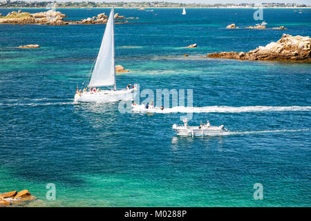 Viaggiare in Francia - al di sopra di vista di yacht e barche vicino alla costa di Ile-de-Brehat island in Cotes-d'Armor dipartimento della Bretagna in estate giornata di sole Foto Stock