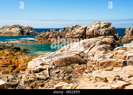 Viaggiare in Francia - rocky coasline Ile-de-Brehat island in Cotes-d'Armor dipartimento della Bretagna in estate giornata di sole Foto Stock