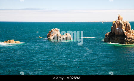 Viaggiare in Francia - le rocce di granito in oceano su Riva di Ile-de-Brehat island in Cotes-d'Armor dipartimento della Bretagna in estate giornata di sole Foto Stock