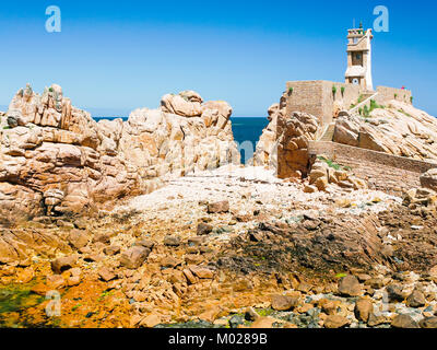 Viaggiare in Francia - Paon Faro (Phare du Paon) sulla costa di granito rosa di Ile-de-Brehat island in Cotes-d'Armor dipartimento della Bretagna in estate il sole Foto Stock