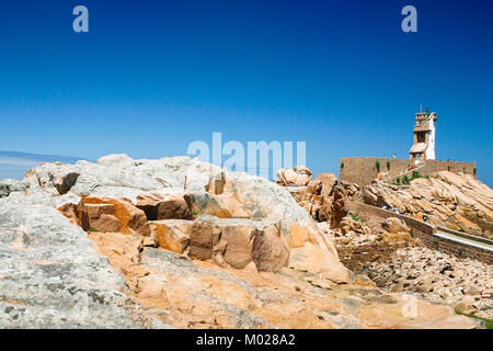 Viaggiare in Francia - vista delle rocce rosa e Paon Faro (Phare du Paon) sulla costa di granito di Ile-de-Brehat island in Cotes-d'Armor dipartimento di Brit Foto Stock