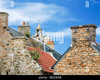 Viaggiare in Francia - bretone tipica delle case di campagna e la torre campanaria della chiesa Eglise paroissiale Notre Dame de Bonne-Nouvelle sulla Ile-de-Brehat island in C Foto Stock