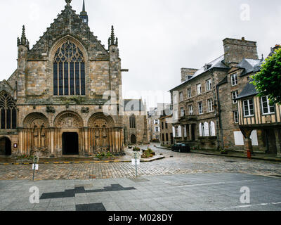 Viaggiare in Francia - Basilica di San Salvatore sulla piazza Place Saint-Sauveur di Dinan città sotto la pioggia Foto Stock