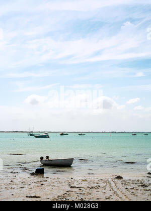 Viaggiare in Francia - barche sulla spiaggia di Port de la Houle del canale in lingua inglese nella città di Cancale in Bretagna nel giorno di estate Foto Stock