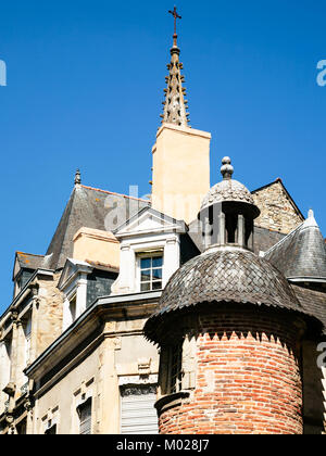 Viaggiare in Francia - vecchie case urbane e la torre della chiesa di Notre-dame in Vitre città in Ille-et-Vilaine dipartimento di Brittany nella soleggiata giornata estiva Foto Stock