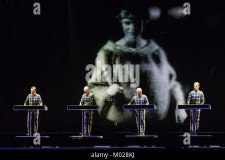 Il leggendario musica elettronica tedesca band Kraftwerk esegue un live 3D con un concerto presso la musica danese festival Festival di Roskilde 2013. Kraftwerk è considerato i pionieri della musica elettronica scena. Danimarca, 07/07 2013. Foto Stock