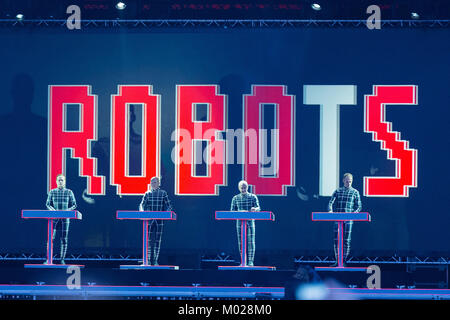 Il leggendario musica elettronica tedesca band Kraftwerk esegue un live 3D con un concerto presso la musica danese festival Festival di Roskilde 2013. Kraftwerk è considerato i pionieri della musica elettronica scena. Danimarca, 07/07 2013. Foto Stock