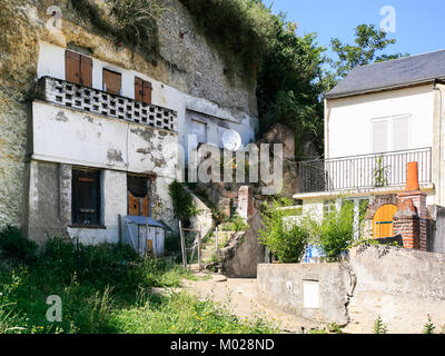 Viaggiare in Francia - antica grotta urbani case in roccia su strada Rue Victor Hugo nella città di Amboise in Val de Loire nella soleggiata giornata estiva Foto Stock