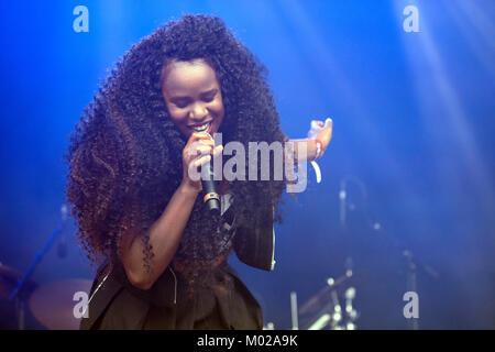 Il cantante britannico e cantautore Nao Jessica Joshua è meglio conosciuto come Nao e qui esegue un concerto dal vivo presso il norvegese music festival Øyafestivalen 2016 a Oslo. Norvegia, 12/08 2016. Foto Stock