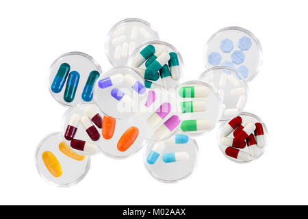 Assistenza sanitaria e concetto mmedical: tossicodipendenze,pila di medicina compresse in piastra petri di vetro su sfondo bianco