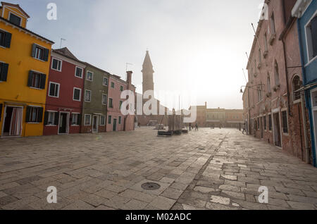 Venezia (Venezia) Italia, Ottobre 17, 2017 - Vista dell'isola di Burano in un giorno di nebbia, una piccola isola all'interno di venezia zona famosa per la produzione di merletti e la sua co Foto Stock