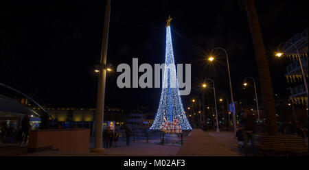 Genova (Genova), Italia, Dicembre 28, 2017 - illuminato albero di Natale nel vecchio porto (porto antico di Genova, Italia. Foto Stock