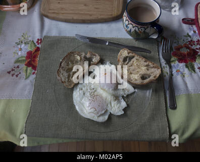 Uova più facile con sale e pepe, toast imburrato e una tazza di caffè per colazione. Foto Stock