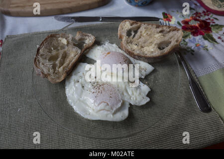 Uova più facile con sale e pepe e toast imburrato per colazione. Foto Stock