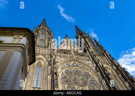 L'esterno della Cattedrale di San Vitas mostra la façade occidentale con le guglie gemelle e la finestra Rosa, Praga, Repubblica Ceca Foto Stock