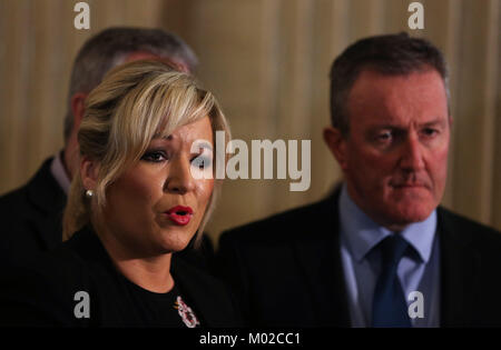 Sinn Fein's Irlanda del Nord Leader Michelle O'Neill parlando nella grande hall di Stormont dopo Irlanda del Nord Segretario Karen Bradley e il ministro degli esteri irlandese Simon COVENEY ha annunciato nuovo round di colloqui politici volti a ripristinare powersharing in Irlanda del Nord. Data di rilascio: giovedì 18 gennaio, 2018. Bradley descritto i negoziati, che inizierà mercoledì prossimo, come l'ultima occasione per resuscitare le istituzioni decentrate a Belfast. Vedere PA storia ULSTER politica. Foto di credito dovrebbe leggere: Brian Lawless/PA FILO Foto Stock