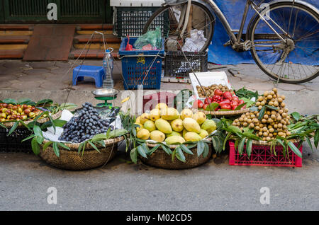 Hanoi, Vietnam - Ottobre 31,2017 : vari tipi di frutta la vendita dal tradizionale nei cestini appesi possono trovare ad Hanoi. Foto Stock