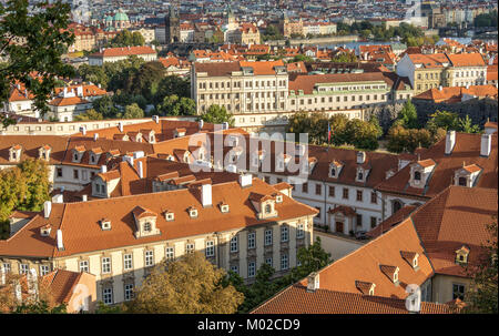 Tetto rosso del Senato di Praga edificio con la città vecchia di Praga in lontananza, Praga, Repubblica Ceca Foto Stock
