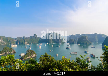 Bella Baia di Halong panorama dall'alto ti isola. Halong Bay è il sito Patrimonio Mondiale dell'UNESCO. Foto Stock