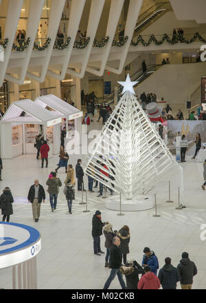 Interno dell'occhio Mall presso il World Trade Center durante la stagione di festa di Natale a Manhattan Foto Stock