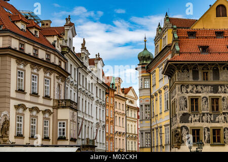 Edifici e architettura su Staroměstské náměstí vicino a Prague Old Town Square Foto Stock