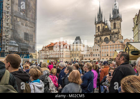 Folle di visitatori e turisti si riuniscono di fronte all'Orologio Astronomico di Praga per godere di un affascinante prestazioni meccaniche sull'ora Foto Stock