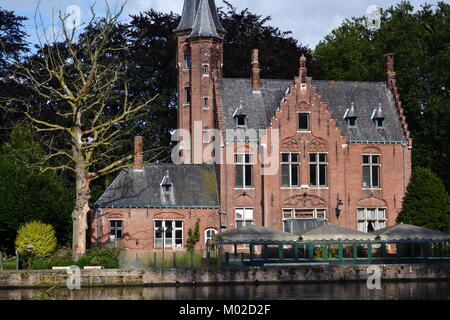 Minnewater Lago di amore con il Kasteel Minnewater a Bruges, Belgio Foto Stock