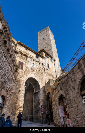 Arco e la torre dei Becci, San Gimignano, Siena, Toscana, Italia Foto Stock