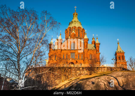 Bellissima vista del famoso ortodossa Uspenski Cattedrale (Uspenskin katedraali) su una collina al tramonto, Helsinki, Finlandia Foto Stock